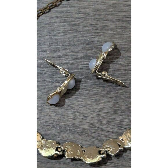 Vintage Gold-Tone Choker Necklace & Clip-On Earrings Set With Faux Pearls - Picture 3 of 8